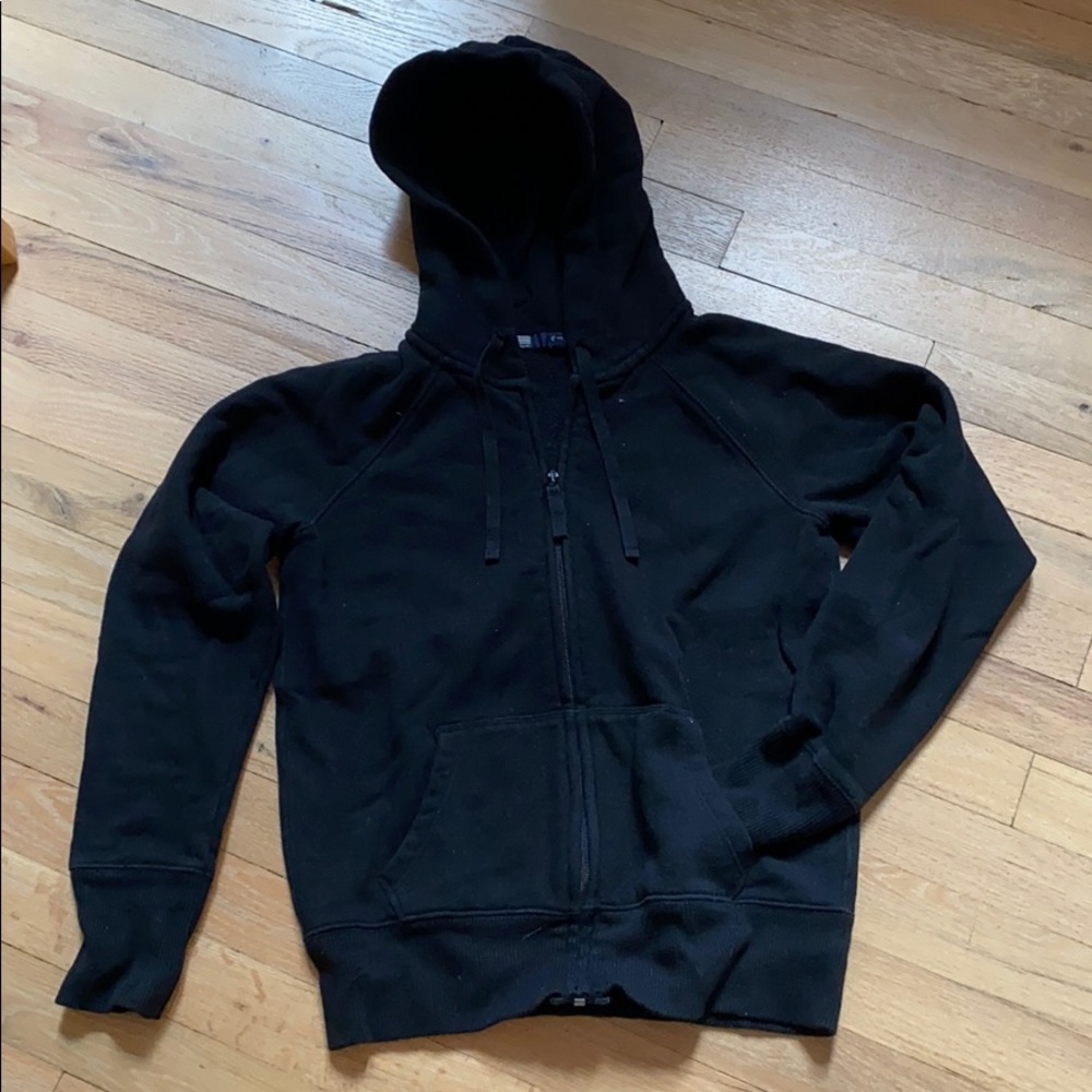Sweatshirt Gap in black. Zipper and front pockets.